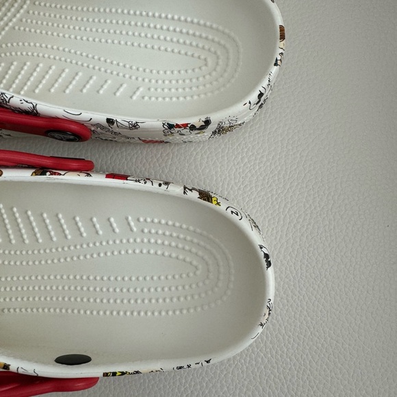 CROCS Limited Edition Peanuts Classic Unisex Clog w/ Jibbitz; Men 8 / Women 10 - Picture 9 of 11